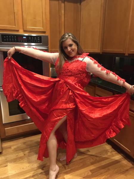 Girl Ordered A Dress For Her Prom Online Which Was A Big Mistake