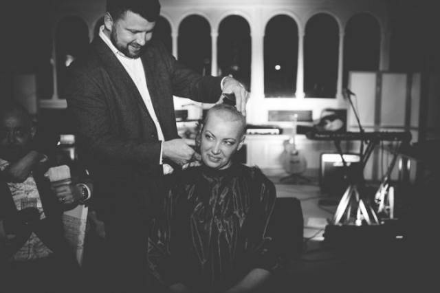 Bride Shaves Her Head At The Wedding To Support Her Terminally Ill Groom