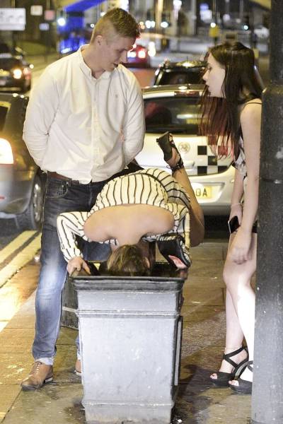 How British Blokes And Ladies Celebrate British Bank Holiday: Mayhem Everywhere How British Blokes And Ladies Celebrate British Bank Holiday: Mayhem Everywhere