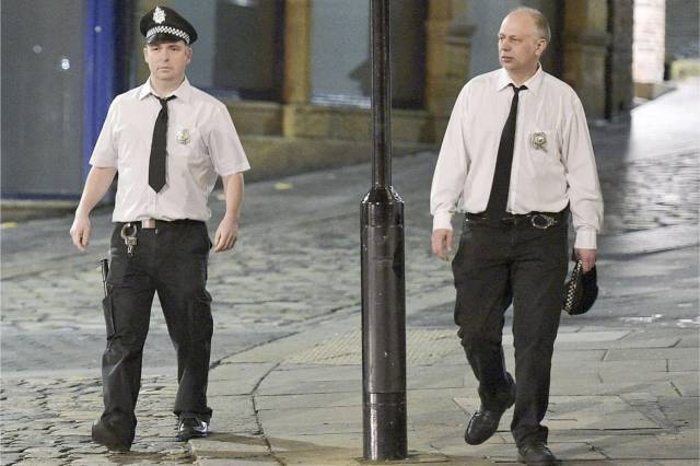 How British Blokes And Ladies Celebrate British Bank Holiday: Mayhem Everywhere How British Blokes And Ladies Celebrate British Bank Holiday: Mayhem Everywhere