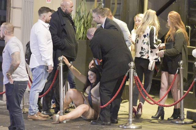How British Blokes And Ladies Celebrate British Bank Holiday: Mayhem Everywhere How British Blokes And Ladies Celebrate British Bank Holiday: Mayhem Everywhere