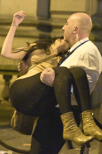 How British Blokes And Ladies Celebrate British Bank Holiday: Mayhem Everywhere How British Blokes And Ladies Celebrate British Bank Holiday: Mayhem Everywhere
