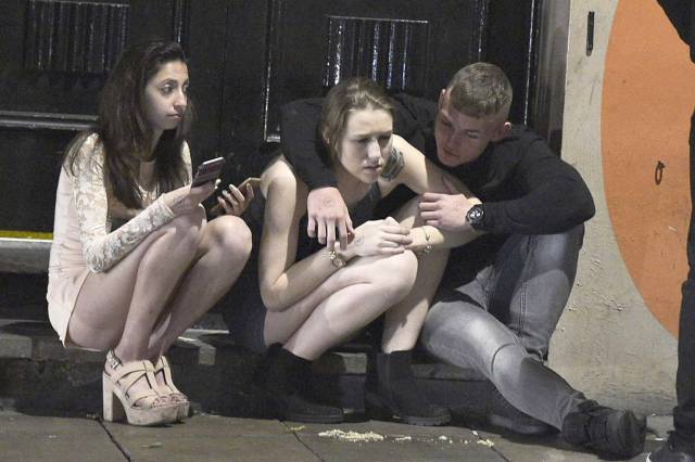 How British Blokes And Ladies Celebrate British Bank Holiday: Mayhem Everywhere How British Blokes And Ladies Celebrate British Bank Holiday: Mayhem Everywhere