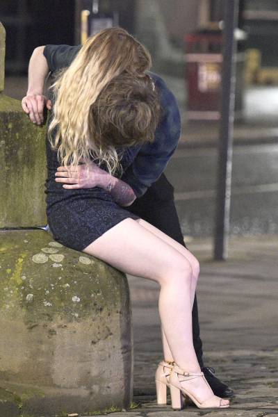 How British Blokes And Ladies Celebrate British Bank Holiday: Mayhem Everywhere How British Blokes And Ladies Celebrate British Bank Holiday: Mayhem Everywhere