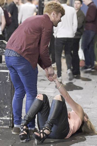 How British Blokes And Ladies Celebrate British Bank Holiday: Mayhem Everywhere How British Blokes And Ladies Celebrate British Bank Holiday: Mayhem Everywhere