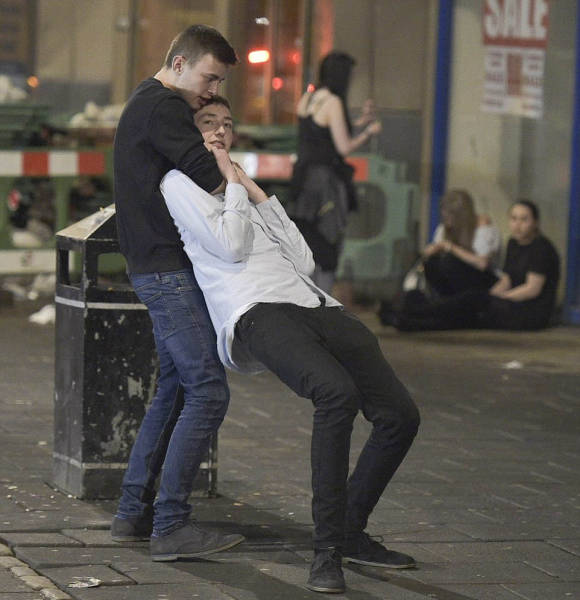 How British Blokes And Ladies Celebrate British Bank Holiday: Mayhem Everywhere How British Blokes And Ladies Celebrate British Bank Holiday: Mayhem Everywhere