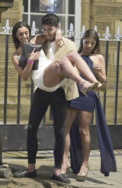 How British Blokes And Ladies Celebrate British Bank Holiday: Mayhem Everywhere How British Blokes And Ladies Celebrate British Bank Holiday: Mayhem Everywhere