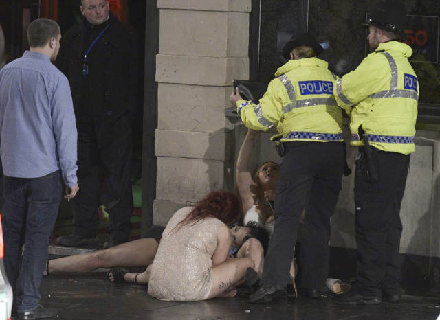 How British Blokes And Ladies Celebrate British Bank Holiday: Mayhem Everywhere How British Blokes And Ladies Celebrate British Bank Holiday: Mayhem Everywhere