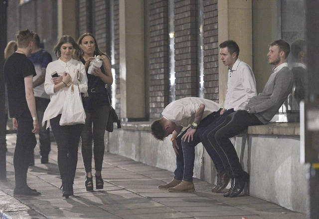How British Blokes And Ladies Celebrate British Bank Holiday: Mayhem Everywhere How British Blokes And Ladies Celebrate British Bank Holiday: Mayhem Everywhere