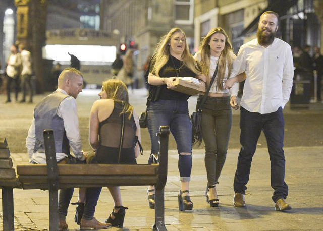 How British Blokes And Ladies Celebrate British Bank Holiday: Mayhem Everywhere How British Blokes And Ladies Celebrate British Bank Holiday: Mayhem Everywhere