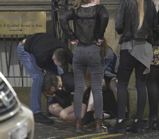How British Blokes And Ladies Celebrate British Bank Holiday: Mayhem Everywhere How British Blokes And Ladies Celebrate British Bank Holiday: Mayhem Everywhere