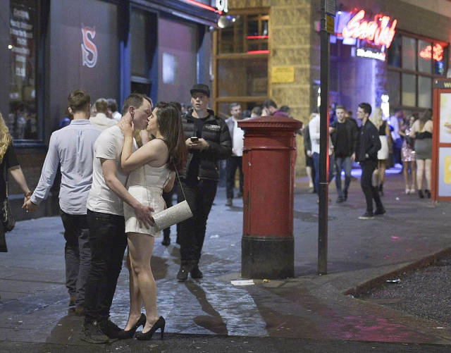 How British Blokes And Ladies Celebrate British Bank Holiday: Mayhem Everywhere How British Blokes And Ladies Celebrate British Bank Holiday: Mayhem Everywhere