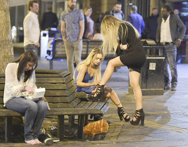 How British Blokes And Ladies Celebrate British Bank Holiday: Mayhem Everywhere How British Blokes And Ladies Celebrate British Bank Holiday: Mayhem Everywhere