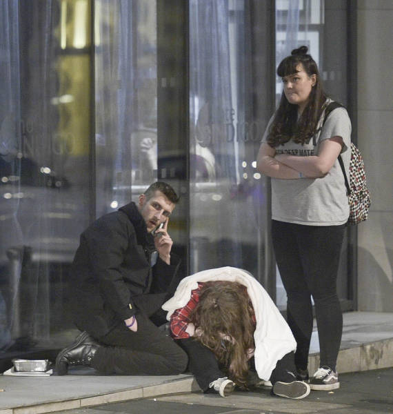 How British Blokes And Ladies Celebrate British Bank Holiday: Mayhem Everywhere How British Blokes And Ladies Celebrate British Bank Holiday: Mayhem Everywhere