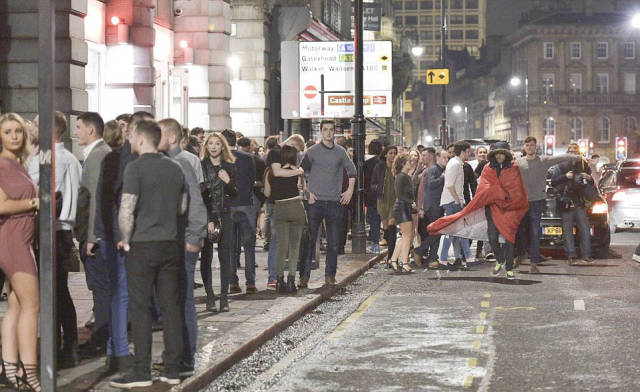 How British Blokes And Ladies Celebrate British Bank Holiday: Mayhem Everywhere How British Blokes And Ladies Celebrate British Bank Holiday: Mayhem Everywhere