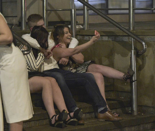 How British Blokes And Ladies Celebrate British Bank Holiday: Mayhem Everywhere How British Blokes And Ladies Celebrate British Bank Holiday: Mayhem Everywhere