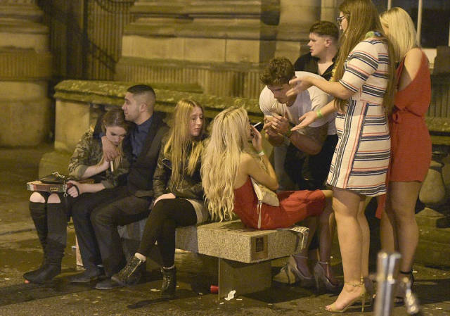 How British Blokes And Ladies Celebrate British Bank Holiday: Mayhem Everywhere How British Blokes And Ladies Celebrate British Bank Holiday: Mayhem Everywhere