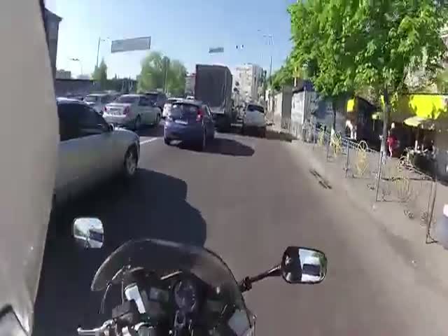 Biker Helps A Lady To Get Back Her Purse From A Thief