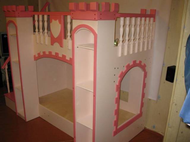 Father Builds An Amazing Castle Bed For His Daughter