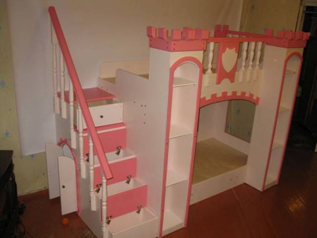 Father Builds An Amazing Castle Bed For His Daughter