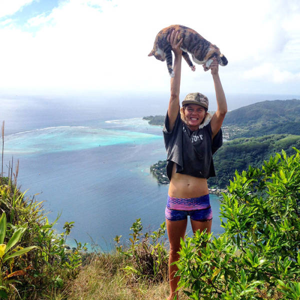 Woman Quit Her Job And Went Sailing Around The Globe With Her Rescue Kitty