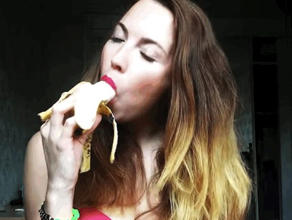 Горловой от сестры. Девушка ест банан. Женщина с бананом. Глотает банан. Девушка с бананом во рту.