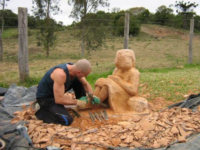 A Guy Turned A Huge Rock Into An Impressive Sculpture
