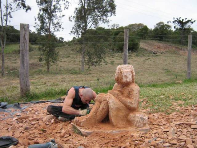 A Guy Turned A Huge Rock Into An Impressive Sculpture