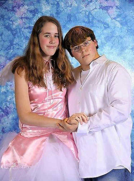Probably The Most Awkward Prom Photos Ever Taken