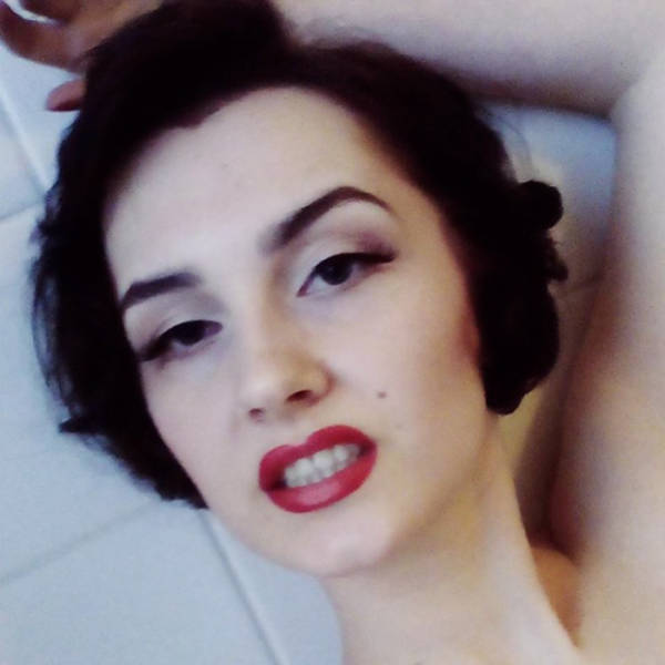 17 Year Old Girl Is Great At Recreating A Vintage Look