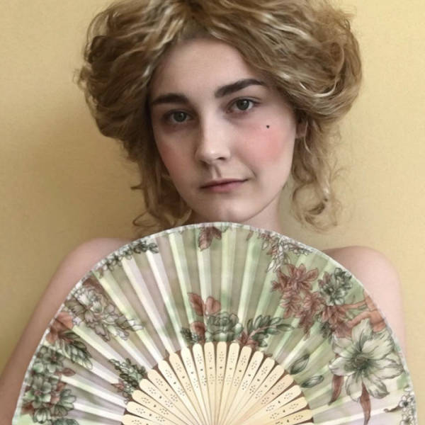17 Year Old Girl Is Great At Recreating A Vintage Look