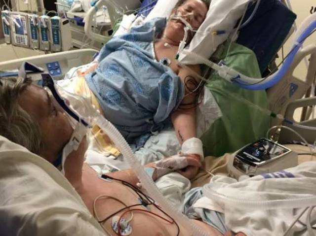 Heartbreaking And Powerful Photo Of Parents Both On Life Support Saying Goodbye To Each Other