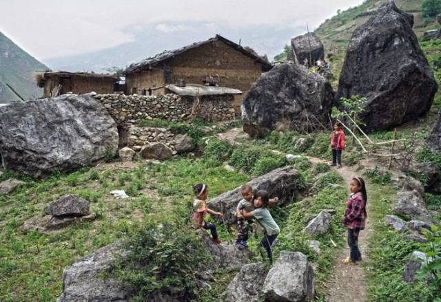 Children From A Remote Village In China Have To Take A Dangerous Path To Get To School