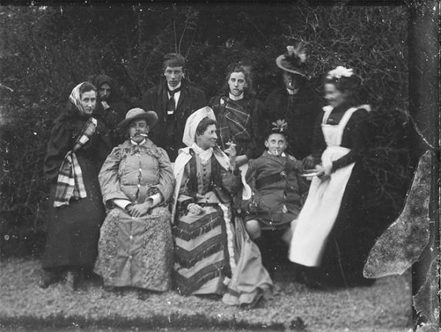 People Of The In Victorian Era Knew How To Have Fun During A Photo Shoot