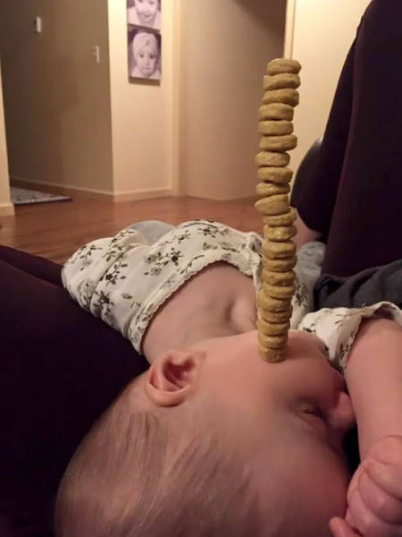 Fathers Use Their Babies To Compete At The Cheerios Stacking Challenge