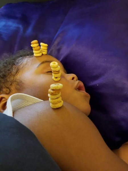 Fathers Use Their Babies To Compete At The Cheerios Stacking Challenge