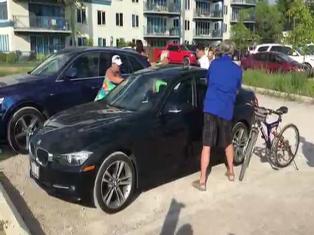 Man Saves A Dog Locked In A Car In Extreme Heat
