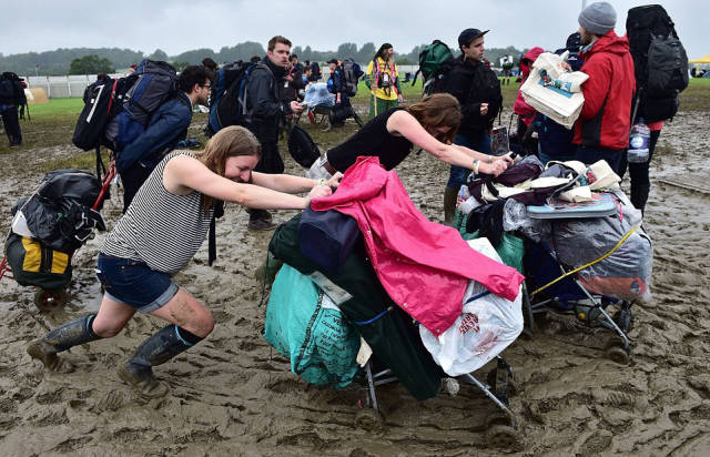 Heavy Rains Turned Glastonbury Site Into A Mudbath Creating A Chaos And A Headache For Festival Organizers Heavy Rains Turned Glastonbury Site Into A Mudbath Creating A Chaos And A Headache For Festival Organizers