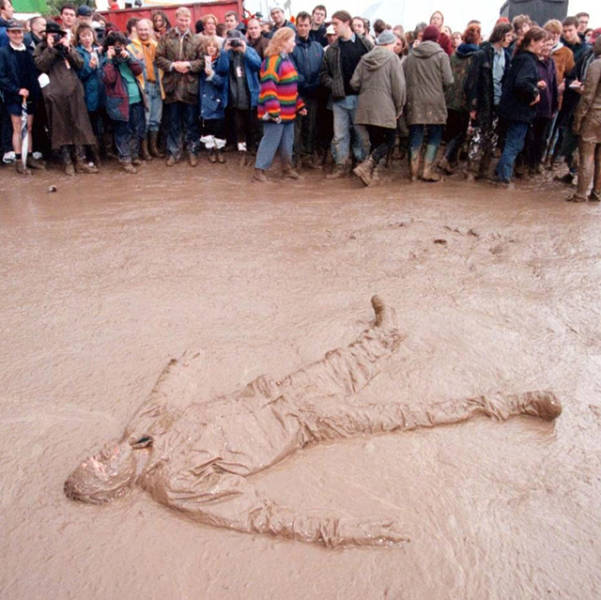 Heavy Rains Turned Glastonbury Site Into A Mudbath Creating A Chaos And A Headache For Festival Organizers Heavy Rains Turned Glastonbury Site Into A Mudbath Creating A Chaos And A Headache For Festival Organizers