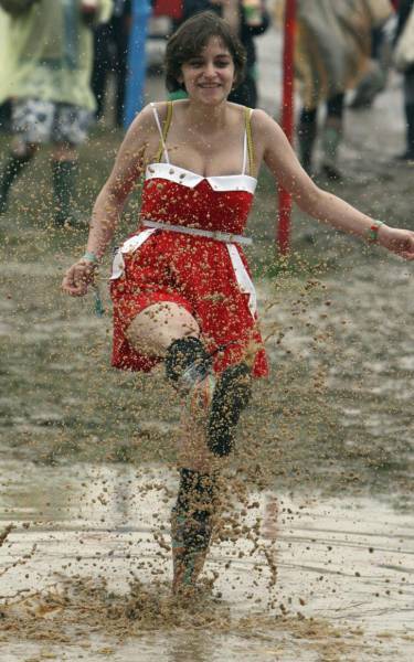 Heavy Rains Turned Glastonbury Site Into A Mudbath Creating A Chaos And A Headache For Festival Organizers Heavy Rains Turned Glastonbury Site Into A Mudbath Creating A Chaos And A Headache For Festival Organizers