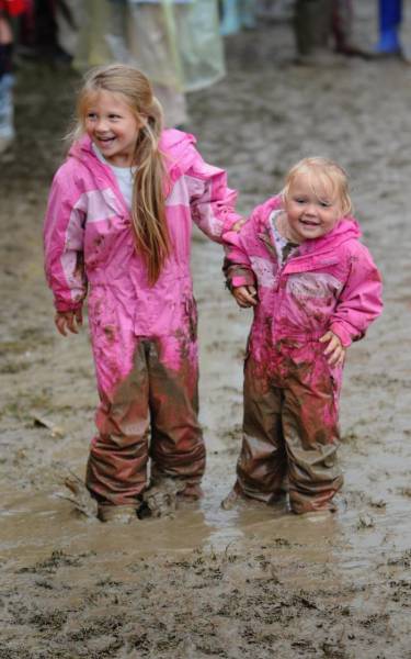 Heavy Rains Turned Glastonbury Site Into A Mudbath Creating A Chaos And A Headache For Festival Organizers Heavy Rains Turned Glastonbury Site Into A Mudbath Creating A Chaos And A Headache For Festival Organizers