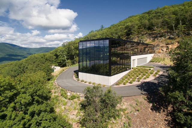 Amazing Glass House In The Middle Of Nowhere