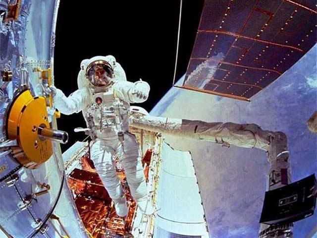 What These Astronauts Saw In Space Might Confirm That There Are Aliens After All