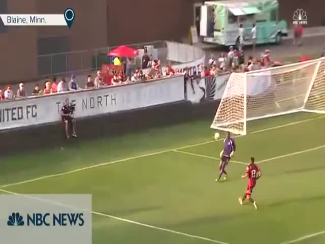 This Might Be The Worst Goalie Fail Of All Time!