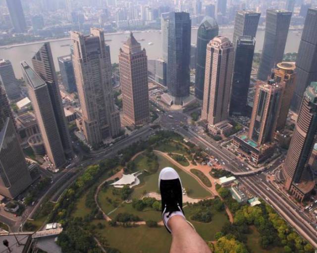 Would You Dare To Walk On The Highest Handrail-Free Walkway In The World