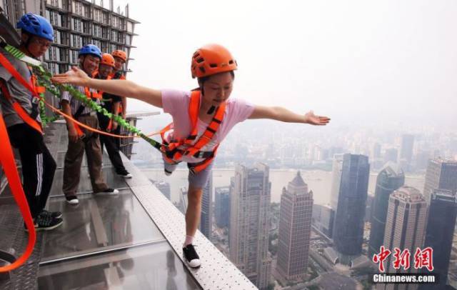 Would You Dare To Walk On The Highest Handrail-Free Walkway In The World