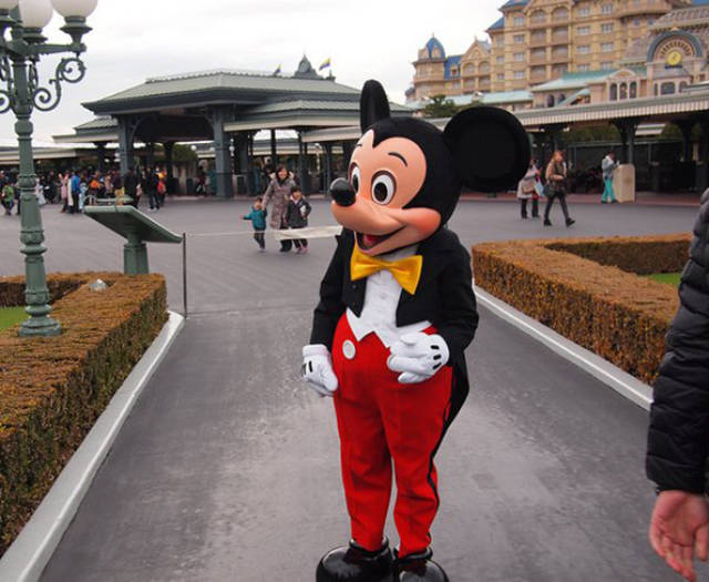 Interesting Facts About Strict Rules That Disneyland Employees Should Follow