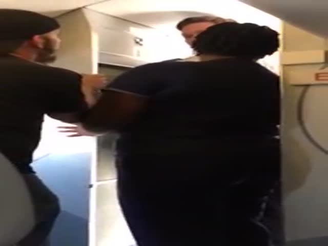 Pilot Swiftly Puts A Drunk And Unruly Passenger In His Place