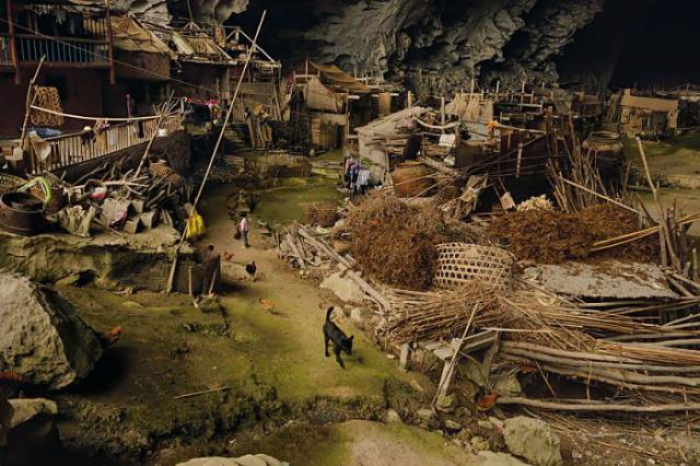 100 People Live In An Incredible Cave Village In China