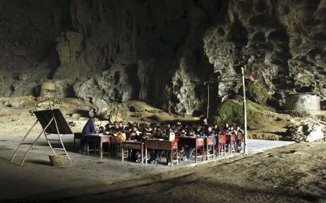 100 People Live In An Incredible Cave Village In China